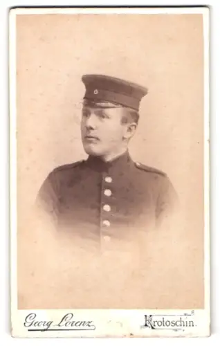 Fotografie Georg Lorenz, Krotoschin, Koschminer-Strasse, Soldat in Uniform mit Schirmmütze