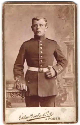Fotografie Rivoli et Cie., Posen, Berlinerstrasse 4, Soldat in Uniform mit Schirmmütze und Bajonett