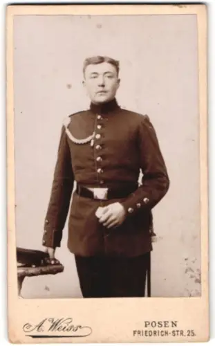 Fotografie A. Weiss, Posen, Friedrich-Str. 25, Obergefreiter in Uniform mit Schirmmütze und Bajonett