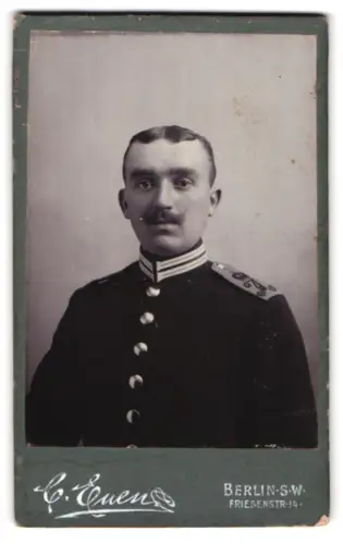 Fotografie C. Enen, Berlin, Friesenstrasse 14, Gardesoldat in Uniform