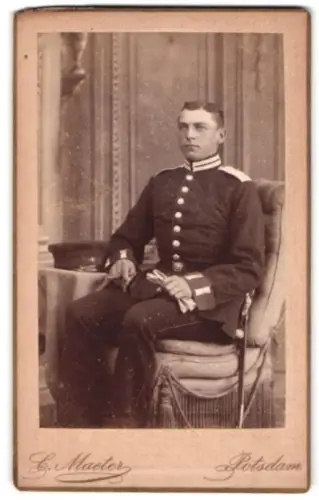 Fotografie C. Maeter, Potsdam, Gardesoldat in Uniform mit Schirmmütze und Bajonett
