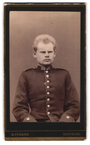 Fotografie W. Penning, Roermond, Münster Plain, Niederländischer Soldat in Uniform