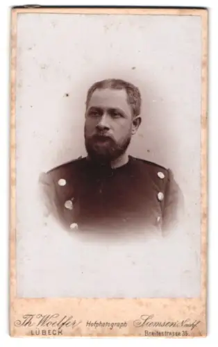 Fotografie T. Woelfer, Lübeck, Breite-Str. 35, Offizier im Überrock
