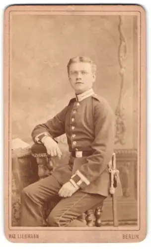 Fotografie Max Liebmann, Berlin, Unter den Linden 45, Gardesoldat in Uniform mit Bajonett