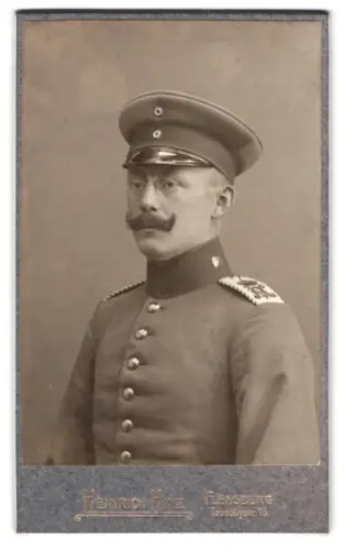 Fotografie Heinrich Hinz, Flensburg, Toosbüystrasse 15, Einjährig-Freiwilliger Gefreiter in Uniform mit Schirmmütze