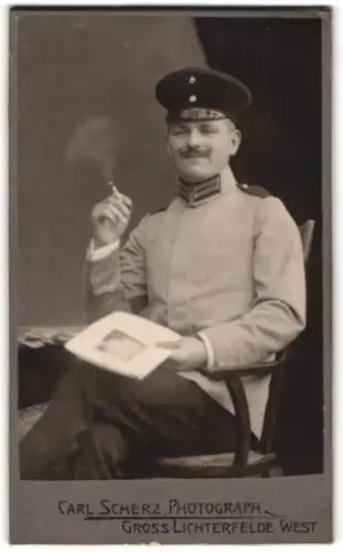 Fotografie Carl Scherz, Gross-Lichterfelde West, Steglitzerstr. 29, Soldat in Uniform mit Schirmmütze und Zigarette