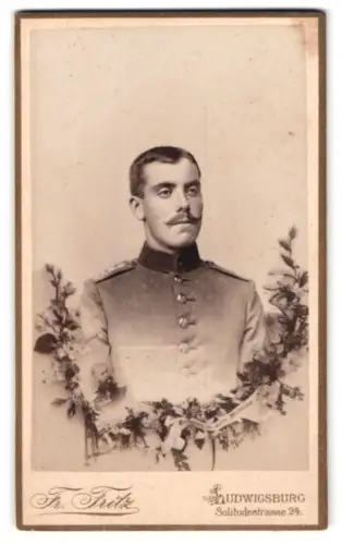Fotografie Fr. Fritz, Ludwigsburg, Solitudestrasse 24, Soldat vom Feld-Artillerie-Regiment Nr. 65 in Uniform