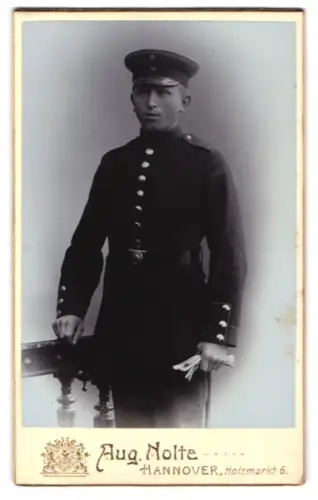 Fotografie Aug. Nolte, Hannover, Holzmarkt 6, Soldat in Uniform mit Schirmmütze und Seitenwaffe