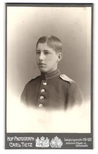 Fotografie Carl Tietz, Berlin, Leipzigerstr. 119-120, Gefreiter der Gardetruppen in Uniform