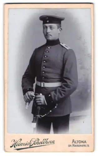 Fotografie Heinrich Schellhorn, Altona, Gr. Roosenstr. 73, Soldat vom Feld-Art.-Rgt. Nr. 45 in Uniform mit Säbel