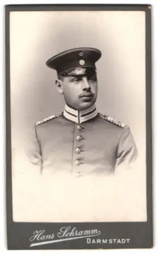 Fotografie Hans Schramm, Darmstadt, Einjährig-Freiwilliger der Gardetruppen in Uniform mit Schirmmütze