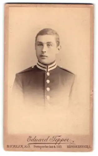 Fotografie Eduard Tepper, Berlin, Köpenickerstr. 5, Gardesoldat in Uniform