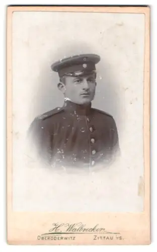Fotografie H. Walbrecker, Zittau i. S., Theodor-Körner-Allee, Obergefreiter vom Inf.-Rgt. 102 in Uniform mit Schirmmütze