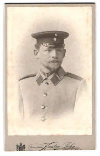 Fotografie Kersten Sohn, Altenburg i. S., Soldat der Landwehr im Uniformmantel mit Schirmmütze