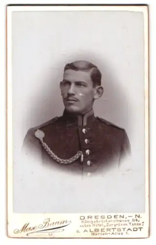Fotografie Max Baum, Dresden, Königsbrücker-Str. 64, Unteroffizier in Uniform mit Schützenschnur 1. Stufe