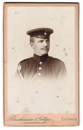 Fotografie Brückmann & Güttges, Zittau i. S., Circus-Allee 4, Soldat in Uniform mit Schützenschnur 1. Stufe