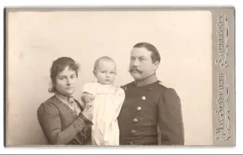 Fotografie Max Seyffarth, Saarbrücken, Kanalstrasse, Offizier im Überrock mit Frau und Kind