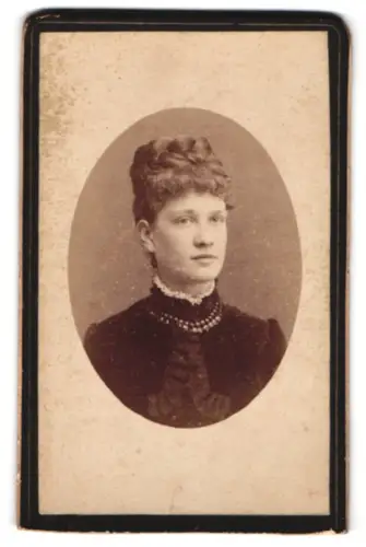 Fotografie Eug. Interguglielmi, Palermo, Corso Vitt. Emanuele Largo S. Sofia 17, Porträt einer jungen Frau