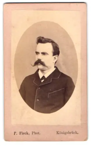 Fotografie P. Fleck, Königsbrück, Eleganter Herr mit markantem Schnurrbart