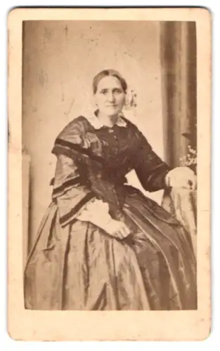 Fotografie C. Degèle, Hameln, Emmernstrasse 11, Dame im eleganten Kleid