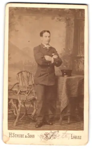 Fotografie H. Strube & Sohn, Löbau i. S., Blumenstrasse 339, Eleganter Herr im Anzug