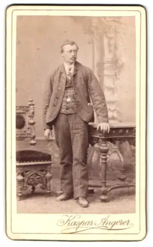 Fotografie Kaspar Angerer, Schwaz in Tirol, Eleganter Herr mit Bart und Anzug