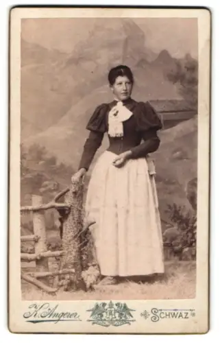 Fotografie Kaspar Angerer, Schwaz in Tirol, Frau in Tracht vor malerischer Kulisse
