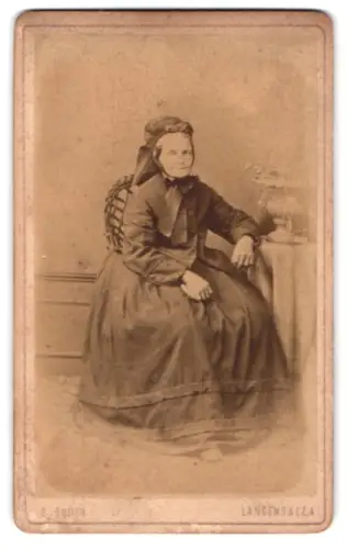 Fotografie Bruno Boden, Ebersbach, Frau in traditioneller Kleidung sitzend