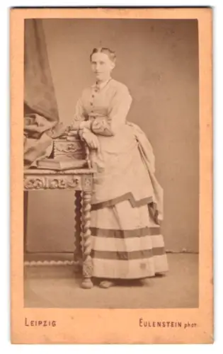 Fotografie Eulenstein, Leipzig, Zeitzer Strasse 34, Frau in elegantem Kleid an Tisch