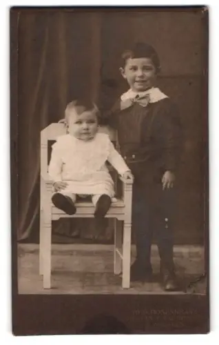 Fotografie R. Rosenkranz, Mügeln, Königsstrasse 32, Zwei Kinder im Studio