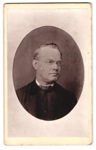 Fotografie unbekannter Fotograf und Ort, Porträt eines Mannes mit Brille