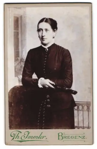 Fotografie Th. Immler, Bregenz, Frau in elegantem Kleid