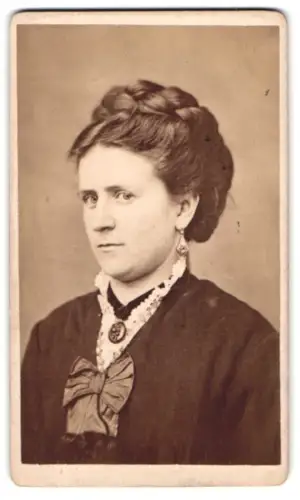 Fotografie unbekannter Fotograf und Ort, Porträt einer Dame mit kunstvoller Frisur