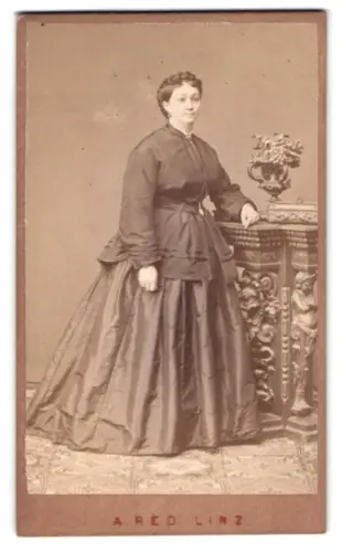 Fotografie A. Red, Linz, elegante Dame im dunklen Kleid