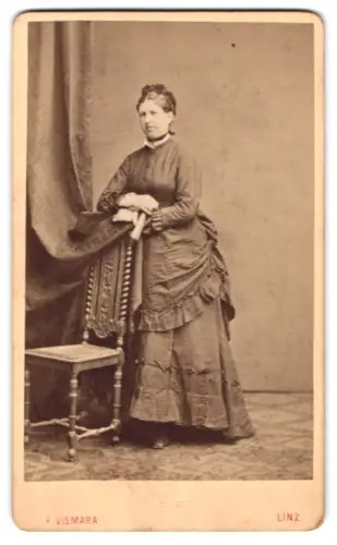 Fotografie F. Vismara, Linz, Altstadt 17, Dame in elegantem Kleid