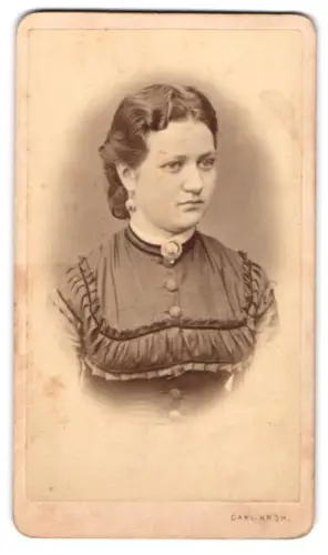 Fotografie Carl Kroh, Wien, Piaristengasse 20, Porträt einer Frau mit Ohrringen