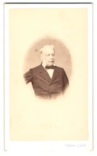 Fotografie Julius Leth, Wien, Walfischgasse 4, Porträt eines älteren Herrn