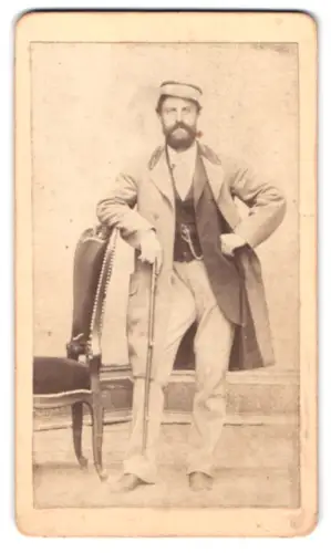 Fotografie unbekannter Fotograf und Ort, Herr mit Gewehr und Hut