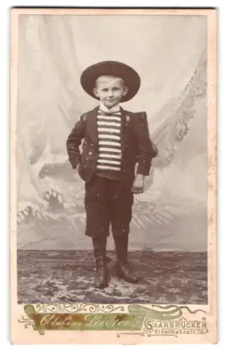 Fotografie Carl Leibrock, Saarbrücken, Eisenbahnstr. 30, Junge in Matrosenanzug mit Hut