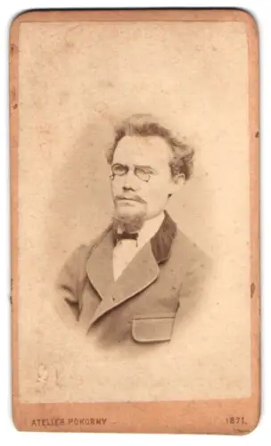 Fotografie Atelier Pokorny, Wien, Wollzeile 34, Porträt eines Mannes mit Brille