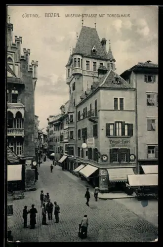 AK Bozen, Museum-Strasse mit Torgglhaus