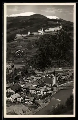 AK Chiusa, Vista panoramica del paese e del castello su una collina