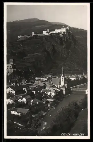 AK Chiusa, Vista panoramica con chiesa e castello sulla collina