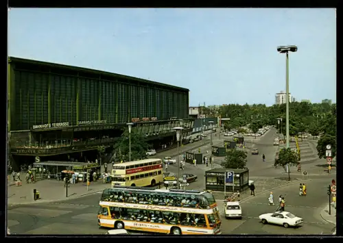AK Berlin-Charlottenburg, Bahnhof Zoo, Bahnhofsgebäude, Omnibusse, Strassenszene