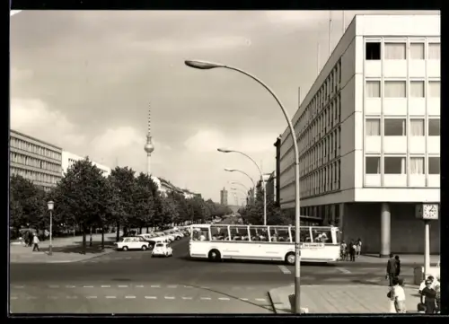 AK Berlin, Unter den Linden, Fernsehturm, Strassenansicht, Bus