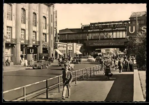 AK Berlin, Bahnhof Friedrichstrasse, Strassenansicht mit U-Bahn-Eingang und Passanten