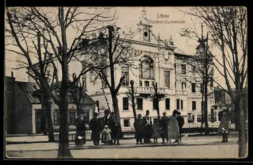 AK Libau, Mädchengymnasium mit Strasse und Passantengruppe
