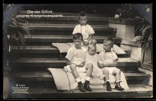 AK Die vier Söhne des Kronprinzenpaares auf einer Treppe