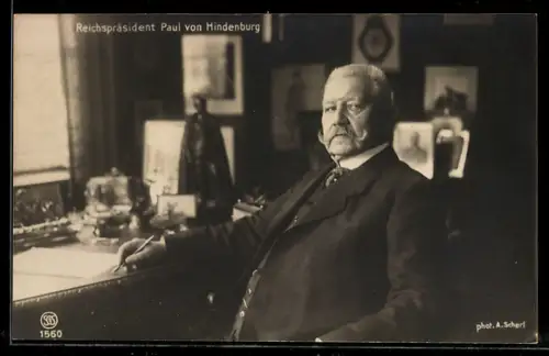 AK Paul von Hindenburg am Schreibtisch sitzend