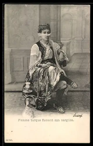 AK junge arabische Frau raucht eine Wasserpfeife